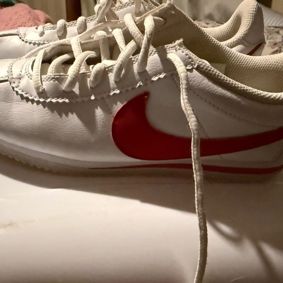 Nike Kids White and Red Sneakers - Picture 1 of 2